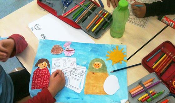 Islamische Religionspädagogik in Niedersachsen Zwei Kinder mit Bastelbild an einem Tisch
